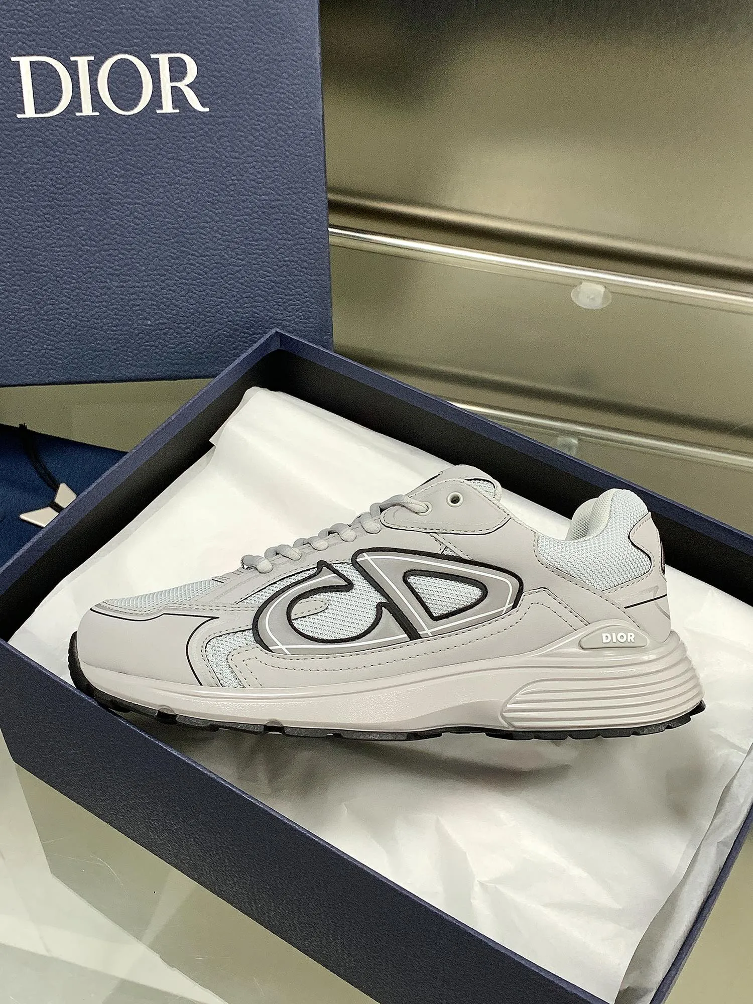 👟👟Ex-factory price 660👟👟 Newly upgraded Dior B30 series dad sneakers. New B30 sneakers. Dad Shoes style shoes that follow the trend of the retro market. The Dior logo on the tongue also indicates that this pair of shoes is the B30 model! B30 uses fine-textured leather and mesh cloth materials to form a shoe body. There are conspicuous letters CD on both sides of the shoe body to indicate identity. Many lines on the shoe body outline details to make the shoes look less monotonous and full of retro flavor. The delivery counter is exquisitely packaged🛍📦 ▪️Fabric: Original customized technical fabric + mesh ▪️Inner lining: Customized breathable lining ▪️Outsole: IP+TPU outsole ▪️Sole thickness: 3.5CM ▪️Size: Women’s size 35-40 / Men’s size 39-45